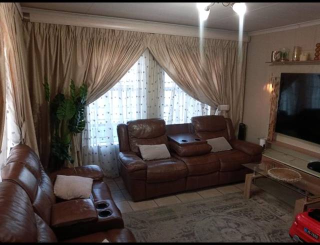 3 BEDROOM HOUSE FOR SALE IN THATCHFIELD